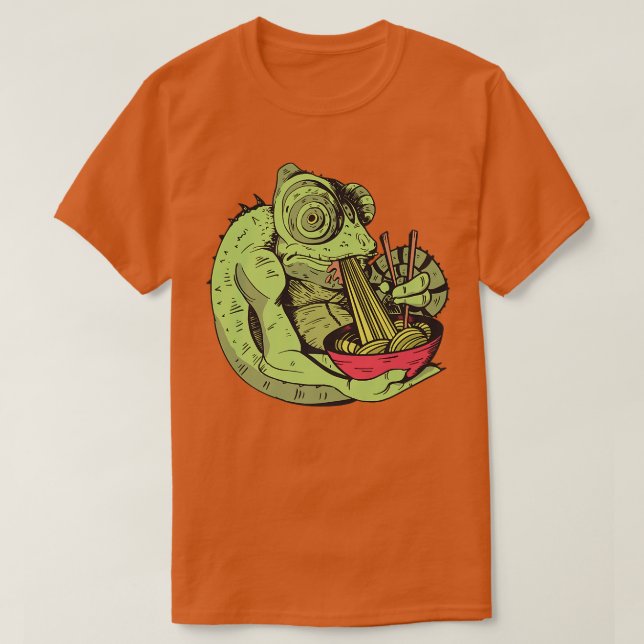 Chameleon Eating Ramen Noodles Funny  T Shirt (Design framsida)