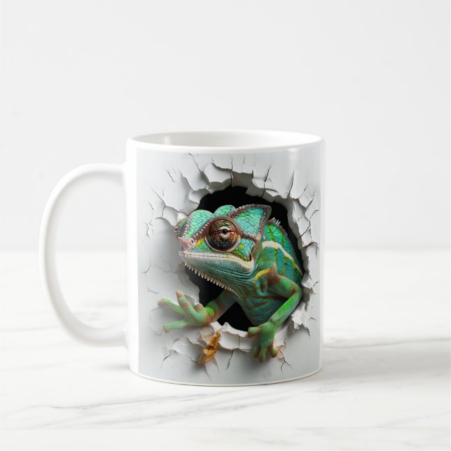 Chameleon kommer från vit vägg med 3D-effekt Kaffemugg (Vänster)