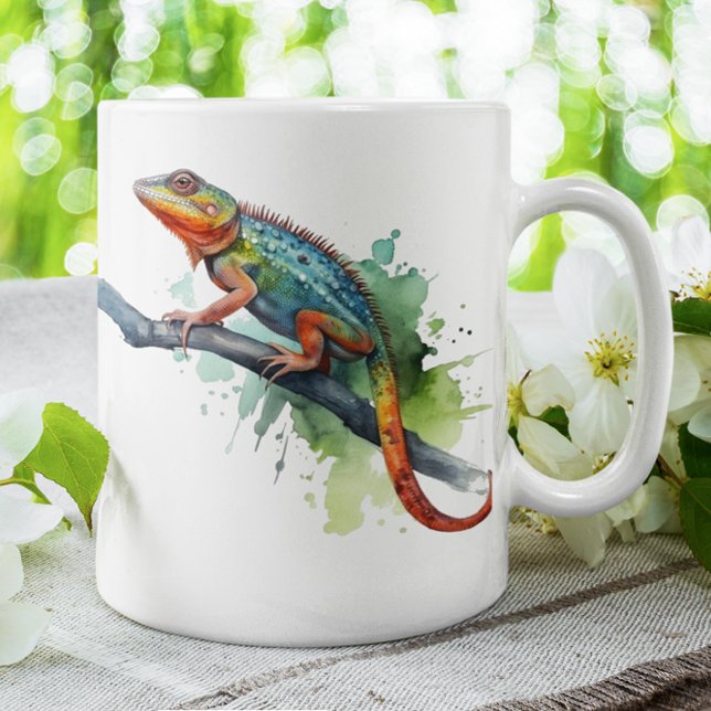 chameleon på ett gren vattenfärgsvibrerande färg kaffemugg (Skapare uppladdad)