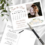 Champagne Blommig Foto & Kalender Spara Datum Meddelande Vykort<br><div class="desc">Den här rustika bröllops-kortet "Save the Date" har en elegant akvarell blomsterdesign med en bukett av vackra, handmålade rosor och blommor i nyans av champagne-rosa eller mycket ljust persika. Den vänstra sidan av kortet har en kalender som går att anpassa med ett hjärta runt er bröllopsdag, samt plats för era...</div>