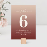 Champagne & Cinnamon Red Ombre Monogrammed Bröllop Bordsnummer<br><div class="desc">Champagne & Cinnamon Red Ombre Monogrammed Wedding Reception Dinner Bordsnummers. Det här moderna Bord-kortet för chic är ett enkelt klassiskt kort och en elegant med en subtil toningstoning och en söt namnteckning skriptcalligraphy-teckensnitt med svan. Visas i den nya Colorway. Finns i flera alternativ för färg eller kan redigera färger i...</div>