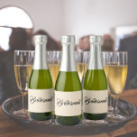 Champagne Färg Stylized Script Bröllop Bridesmaid<br><div class="desc">Självhäftande etiketter till bröllop-mini-mousserande vin-flaskor som innehåller en champagne färg och trendig med "Bridesmaid" tryckt i svart,  stiliserad skrift. En underbar idé när du lägger ut dina brudtärnor och planerar för en bachelorette-fest!</div>