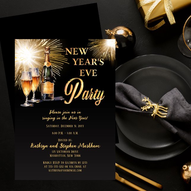 Champagne Fireworks Black Guld Nyårsafton Party Inbjudningar (Champagne with Glasses and Fireworkds Black and Gold Tone New Year's Eve Party Invitation)