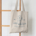 Champagne på Ice | Après Ski Winter Bachelorette Tygkasse<br><div class="desc">Fira ert bachelorette-parti i stil med chicen Après Ski tote bags, perfekt för vintergetaways och snowy äventyr! Med en snyggt och lekfull design med korsade skal, champagneflutes och snöflingor, tillför de här tutterna en aning lyx till ditt skidtemade firande. Vare sig du slår på sluttningarna i Aspen eller slickar upp...</div>