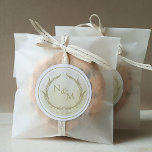 Champagne Watercolor Monogram Kuvert Seal /Favor Runt Klistermärke<br><div class="desc">Öka din inbjudan med vår samordnande kuvertsäl! Även idealisk som favoriseringsetikett. Utformning som samordnar våra bröllopsinbjudningar för "Monogram Champagne Cream Watercolor", med vackra centra i champagne, beige och smör av elfenbensfärgad tvättat och elegant monogram i vitt med par initialer i mitten. Möjlighet att lägga till bröllop-datum på grund, radera eller...</div>