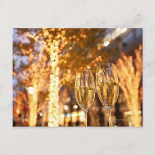 Champagneexponeringsglas som rostar jul på stad helg vykort