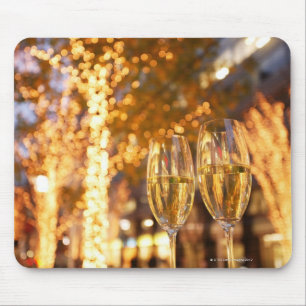 Champagneexponeringsglas som rostar jul på stad musmatta