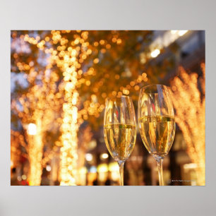 Champagneexponeringsglas som rostar jul på stad poster