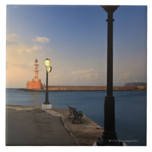 Chania hamn och Venetian fyr på solnedgången Kakelplatta