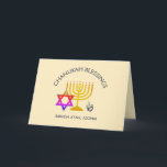 Chanukah Blessings | BARUCH ATAH ADONAI | Hanukkah Kort<br><div class="desc">Snyggt, modernt CHANUKAH-hälsningskort. Design visar en MENORAH-färgad i guld med flerfärgad STAR AV DAVID och silver grått DREIDEL. I toppen finns en böjd text som säger att CHANUKAH BLESSINGS och under texten står BARUCH ATAH, ADONAI (välsignade är du, O Gud). På insidan finns en annan menorah (hanukkiyah) och ett platshållarmeddelande....</div>