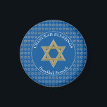 CHANUKAH BLESSINGS | David stjärna | Hanukkah Magnet<br><div class="desc">Snyggt CHANUKAH BLESSINGS kylmagnet med faux silver Star av David i ett mönster i sidled och en faux guld och silver Star av David i mitten. Bakgrunden färg är Tekhelet Blue. Texten lyder CHANUKAH BLESSINGS överst och HANUKKAH SAMEACH vid grund. Båda är ANPASSADEN om du vill ersätta med en namn...</div>