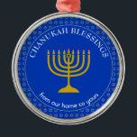 CHANUKAH BLESSINGS | Menorah | Hanukkah Julgransprydnad Metall<br><div class="desc">Snyggt Cobalt Blue CHANUKAH BLESSINGS Metall Ornament med faux silver Star av David i ett mönster i sidled i sidled och en faux guld-menorah i mitten. Texten lyder CHANUKAH BLESSINGS FRÅN VÅRT HEMMA TILL DIN OCH är ANPASSADE, så att du kan ändra meddelandet efter behov eller ersätta det med ett...</div>