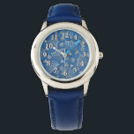 Chanukah Chanukah Armbandsur<br><div class="desc">Barns blåa läderbandsur av rostfritt stål med en bild av silver-drömmarna och tända silver-menorahs på blå. Se matchande runda knappar och rund nyckelkedja för grundläggande knappar. Se hela Hanukkah Watch-samlingen under kategorin ACCESSORIES i avsnittet HELGDAGAR.</div>