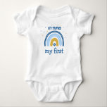 Chanukah Cute Personlig HEBREW Menorah Rainbow T Shirt<br><div class="desc">Personalisera Baby först Chanukah Rainbow Menorah Chanukah. Hanukkah Baby Bodykostym. Den populära regnbågskonstruktionen som flippar över för att bli en helig Hanukkah/ Chanukah-menorah på motsidan får alla att le! Denna berömvärda gåva är ett roligt sätt att fira nyfödd bebis och Hanukkahs Helgdag. All text kan vara personlig/ändrad för att verkligen...</div>