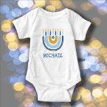 Chanukah Cute Personlig Menorah Rainbow Baby B T Shirt<br><div class="desc">Personalisera Baby först Chanukah Rainbow Menorah Chanukah. Hanukkah Baby Bodykostym. Den populära regnbågskonstruktionen som flippar över för att bli en helig Hanukkah/ Chanukah-menorah på motsidan får alla att le! Denna berömvärda gåva är ett roligt sätt att fira nyfödd bebis och Hanukkahs Helgdag. All text kan vara personlig/ändrad för att verkligen...</div>