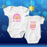 Chanukah Cute Personlig Menorah Rainbow T Shirt<br><div class="desc">Personalisera Baby först Chanukah Rainbow Menorah Chanukah. Hanukkah Baby Bodykostym. Den populära regnbågskonstruktionen som flippar över för att bli en helig Hanukkah/ Chanukah-menorah på motsidan kommer säkert att få alla att le! Denna berömvärda gåva är ett roligt sätt att fira nyfödd bebis och Hanukkahs Helgdag. All text kan vara personlig/ändrad...</div>