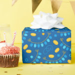 Chanukah Dreidel Banners Gelt Gifts Jewish Stars Presentpapper<br><div class="desc">Lägg till lite helgdag och gnistra med den här roligten. Chanukah har en papper utformning. Lämplig för barn eller vuxnor, behov av företagsplås eller familjepresentationer. Det finns koordinerande presentsäckar, vävnadspapper och band för ett helt Chanukah-utseende, eller så kan du blanda och matcha med vår andra Chanukah som omsluter pappra mönster....</div>