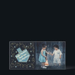 Chanukah Dreidel Pinjul Julkort<br><div class="desc">Lycklig Helgdag, Hanukkah/Chanukah-fotokort, "Dreidel Pinjul"-ordlista, fotokort med vitt omslag. Anpassa genom att ersätta foto och ordalydelse "Lycklig Chanukah! Med mycket Kärlek anpassar Blumbergs text genom att välja ditt favoritteckensnitt stil, färg och storlekt. Justera om, ändra storlek på och ändra ordalydelsen för att anpassa inslag, foto, mörk, rektangel och meddelande. Även...</div>