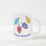Chanukah Dreidels Frostad Glasmugg<br><div class="desc">En lycklig Chanukah gåva som presenterar 4 dreidels med hebrébrev,  som föreställer ett underbart mirakel,  händde där!</div>