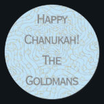 Chanukah "Dreidels/Stars/Blue" Stickers Round Runt Klistermärke<br><div class="desc">Chanukah/Hanukkah "Dreidels and Stars/Blue" Stickers Round. "Dreidels and Stars" i silver och Guld har roligt att använda dessa klistermärken som tårtspadar, märkre för gåvor, för att stänga påsar eller för att spelar ingen roll sten ska vara dina festligheter! Anpassa genom att ta bort "Lycklig Chanukah The Goldmans" och lägga till...</div>