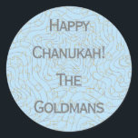 Chanukah "Dreidels/Stars/Blue" Stickers Round Runt Klistermärke<br><div class="desc">Chanukah/Hanukkah "Dreidels and Stars/Blue" Stickers Round. "Dreidels and Stars" i silver och Guld har roligt att använda dessa klistermärken som tårtspadar, märkre för gåvor, för att stänga påsar eller för att spelar ingen roll sten ska vara dina festligheter! Anpassa genom att ta bort "Lycklig Chanukah The Goldmans" och lägga till...</div>