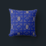 Chanukah/Hanukkah Art Deco Guld Blue Dreidels Kudde<br><div class="desc">Hanukkah/Chanukah, Art Deco Dreidel design. Den här guld, finare, skuggdrömmarutformningen kan vara personlig genom att man byter ut bakgrunden till färg och/eller redigerar inslag på framsidan och baksidan av kudden. Denna två sidokudde finns i tre olika infrastrukturalternativ (pris ändras beroende på vilket material du väljer). Pillows ger underbara gåvor till...</div>