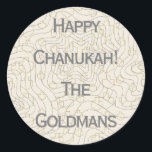Chanukah/Hanukkah "Dreidels/Stars" Stickers Round Runt Klistermärke<br><div class="desc">Chanukah/Hanukkah "Dreidels and Stars" Stickers Round. "Dreidels and Stars" i silver och Guld har roligt att använda dessa klistermärken som tårtspadar, märkre för gåvor, för att stänga påsar eller för att spelar ingen roll sten ska vara dina festligheter! Anpassa genom att ta bort "Lycklig Chanukah The Goldmans" och lägga till...</div>