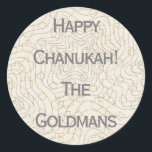 Chanukah/Hanukkah "Dreidels/Stars" Stickers Round Runt Klistermärke<br><div class="desc">Chanukah/Hanukkah "Dreidels and Stars" Stickers Round. "Dreidels and Stars" i silver och Guld har roligt att använda dessa klistermärken som tårtspadar, märkre för gåvor, för att stänga påsar eller för att spelar ingen roll sten ska vara dina festligheter! Anpassa genom att ta bort "Lycklig Chanukah The Goldmans" och lägga till...</div>