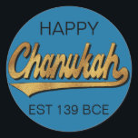 Chanukah/Hanukkah Retro Stickers Round Runt Klistermärke<br><div class="desc">Chanukah/Hanukkah Retro Stickers Round. "Retro Lycklig Chanukah EST 139 BCE" Har roligt att använda dessa klisterlappar som tårtspapper, märkre för gåvor, föredrar säcknedläggningar eller spelar ingen roll sten dina festligheter! Anpassa genom att ta bort "Lycklig" och "EST 139 BCE" och lägga till ditt eget ord med ditt favoritteckensnitt stil, storlek...</div>