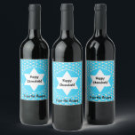 Chanukah Jelly Doughnut Jewish Stars Snöflingor Vinflaska Etikett<br><div class="desc">Det här bandet är ett vackert tillägg till din Chanukah-presentförpackning. Eller använda den med färg som är fast papper som kontrast. Matchande presentsäckar,  förmånsboxar och papper förpackning finns tillgänglig.</div>