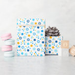 Chanukah Jewish Stars Snöflingor White Blue Guld Presentpapper<br><div class="desc">Lägg till lite helgdag och gnistra med den här roligten. Chanukah har en papper utformning. Lämplig för barn eller vuxnor, behov av företagsplås eller familjepresentationer. Det finns koordinerande presentsäckar, vävnadspapper och band för ett helt Chanukah-utseende, eller så kan du blanda och matcha med vår andra Chanukah som omsluter pappra mönster....</div>