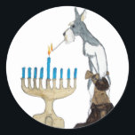 Chanukah-kort (Hanukkah) Runt Klistermärke<br><div class="desc">Chanukah (Hanukkah)-kortschnauzer lyfter menorah</div>