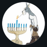 Chanukah-kort (Hanukkah) Runt Klistermärke<br><div class="desc">Chanukah (Hanukkah)-kortschnauzer lyfter menorah</div>