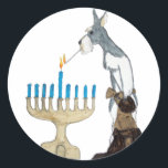 Chanukah-kort (Hanukkah) Runt Klistermärke<br><div class="desc">Chanukah (Hanukkah)-kortschnauzer lyfter menorah</div>