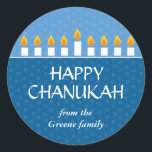Chanukah Menorah Runt Klistermärke<br><div class="desc">Dagens bästa utmärkelse - 14 september 2010 Ljusade menorah och  din glädje över Chanukah. Ett fotokort som visar dina kära som krönts av en fullbelyst Chanukah-menorah. All text är anpassade och sitter mot paneler med royal och ljusblå med en subtil cirkel mönster. Finns i alternativ färg med matchande produkter.</div>