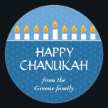 Chanukah Menorah Runt Klistermärke<br><div class="desc">Dagens bästa utmärkelse - 14 september 2010 Ljusade menorah och  din glädje över Chanukah. Ett fotokort som visar dina kära som krönts av en fullbelyst Chanukah-menorah. All text är anpassade och sitter mot paneler med royal och ljusblå med en subtil cirkel mönster. Finns i alternativ färg med matchande produkter.</div>