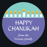 Chanukah Menorah Sticker Runt Klistermärke<br><div class="desc">Ljus menorah och  din glädje på Chanukah. Ett helgdag-meddelande med en fullbelyst Chanukah-menorah-menorah skriver ut mot paneler av lila och teal med en subtil cirkel mönster. Finns i alternativ färg med matchande porto,  fotokort,  kort och etiketter.</div>