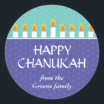 Chanukah Menorah Sticker Runt Klistermärke<br><div class="desc">Ljus menorah och  din glädje på Chanukah. Ett helgdag-meddelande med en fullbelyst Chanukah-menorah-menorah skriver ut mot paneler av lila och teal med en subtil cirkel mönster. Finns i alternativ färg med matchande porto,  fotokort,  kort och etiketter.</div>