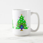 Chanukah och jul kaffemugg<br><div class="desc">Jul och Hanukkah på gåvor för interfaith familjer som firar glädjen av jul och skönhet av Chanukah.  Att presentera julaftonträd och menora med den judiska stjärnan av david omgav vid helgdagpresenter på hälsningkort,  porto,  gåvaidéer och dräkt för familjen.</div>