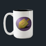 Chanukah Snurrmugg Två-Tonad Mugg<br><div class="desc">Förgylld dreidel på mugg</div>