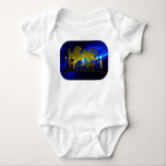 Chanukkah Brass Lejon Menorah T Shirt<br><div class="desc">Den har en digital 3D-återgivning av en brass,  lejon-temed menorah,  gjord i Israel runt 1950,  på en blå,  rektal bakgrund. Visas med tända ljus.</div>