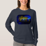 Chanukkah Brass Lejon Menorah T Shirt<br><div class="desc">Den har en digital 3D-återgivning av en brass,  lejon-temed menorah,  gjord i Israel runt 1950,  på en blå,  rektal bakgrund. Visas med tända ljus.</div>