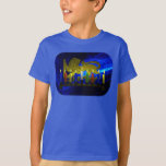 Chanukkah Brass Lejon Menorah Tee Shirt<br><div class="desc">Den har en digital 3D-återgivning av en brass, lejon-temed menorah, gjord i Israel runt 1950, på en blå, rektal bakgrund. Visas med tända ljus.</div>