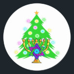 Chanukkah och jul runt klistermärke<br><div class="desc">Med en chanukah-menorah framför Julgran som lyfter fram helgdagarnas anda.</div>