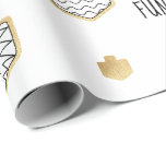 Chanukkah Wrapping Papprare Black Guld personalize Presentpapper<br><div class="desc">Hanukkah "Black and Guld Söt" Hoppas du gillar min nyaste "Black and Guld Söt"-gåva med drömidel och stjärnor som sprinklingade runt för att söt upp dina gåvor:) Välj mellan 4 stilar och 5 storlekar papprare. Ändra bakgrunden till färg och anpassa mer genom att ändra texten. Använda ditt favoritteckensnitt stil, färg...</div>