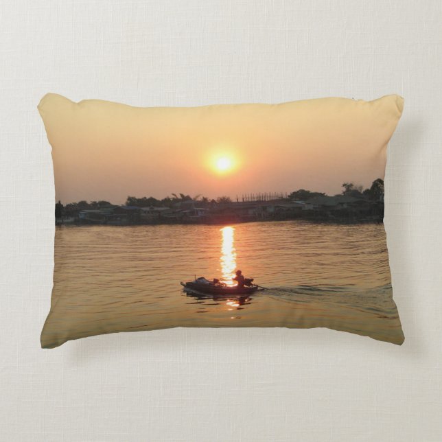 Chao Phraya River Sunset ... Ayutthaya, Thailand Prydnadskudde (Framsidan)