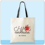 Chaos Coordinator Apple Cute Teacher Tygkasse<br><div class="desc">Den här söta lärardesignen innehåller texten "kaossamordnare" och ett äpple med utrymme under för namn eller personlig text! Klicka på knappen Anpassa om du vill ha mer flexibilitet när du ändrar/lägger till text! Det finns både variationer i denna design och samordnade produkter i vår butik, zazzle.com/store/doodlelulu. Kontakta oss om du...</div>