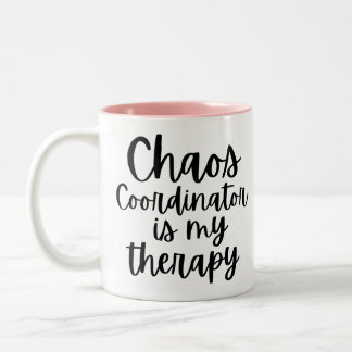 Chaos Coordinator är min terapi Två-Tonad Mugg