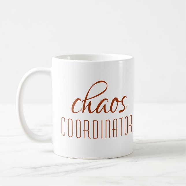 Chaos Coordinator Modern Brown-skript Kaffemugg (Vänster)