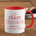 Chaos Coordinator Red Typography Personlig Mugg<br><div class="desc">Chaos Coordinator Red Typography Personlig Coffee Mugg har en enkel utformning av texten "chaos koordinator (ditt namn) underblåst av kaffe" i ett roligt rött kalligrafiskript med personlig namn nedan. Anpassa genom att redigera texten i textrutan. Perfekt för mamma,  lärare,  idrottsteam eller chef.</div>
